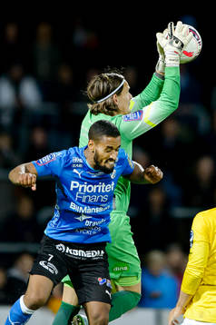 Falkenbergs målvakt Otto Martler och Halmstads Junes Barny