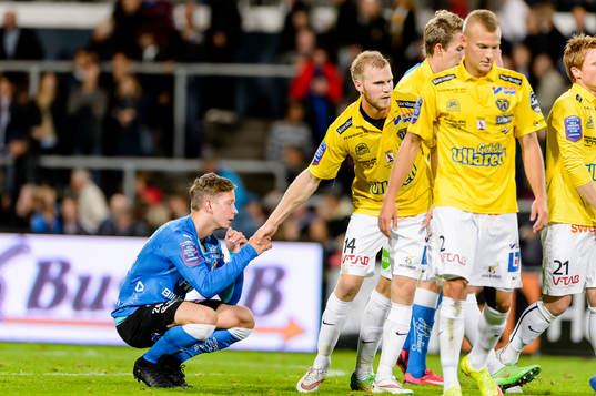 Halmstads Simon Silverholt deppar och hjälps upp av