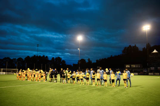 Lagen ställer upp innan fotbollsmatchen i Superettan