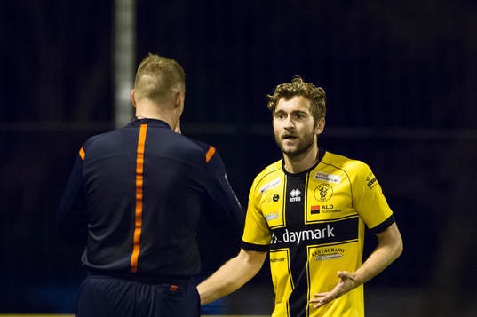 Frej Täbys Christophe Lallet i diskussion med domaren