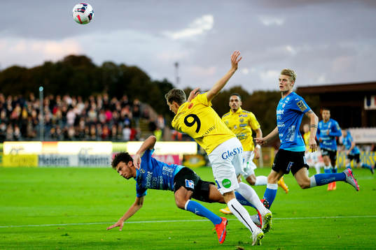 Falkenbergs Gustaf Nilsson och Halmstads Sead Haksabanovic