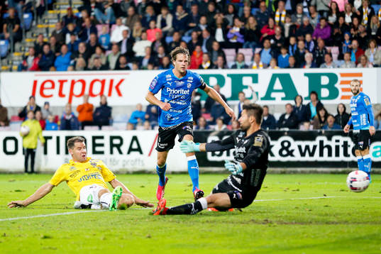 Falkenbergs Stefan Rodevåg gör 0-1 bakom Halmstads