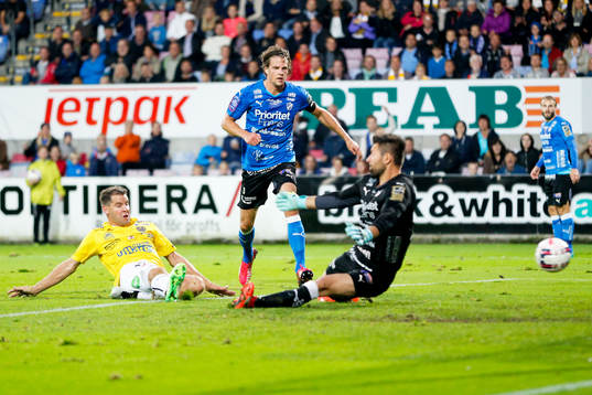 Falkenbergs Stefan Rodevåg gör 0-1 bakom Halmstads