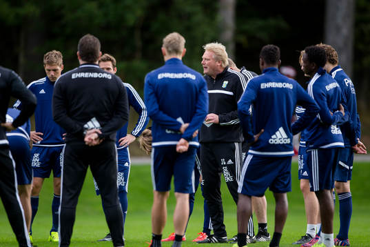 IFK Göteborgs tränare Jörgen Lennartsson instruerar