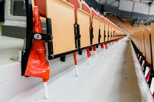 Röda och gula flaggor står redo vid varje sittplats i