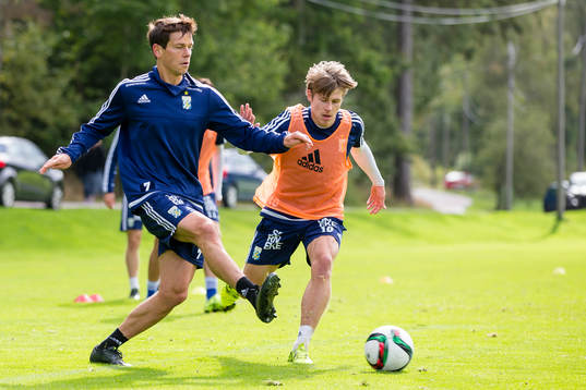 IFK Göteborgs Mads Albaek pressad av Riku Riski