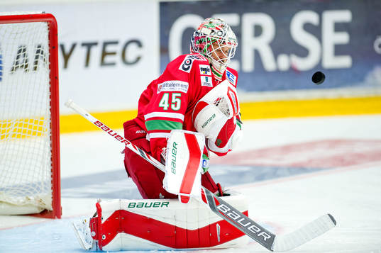Modos målvakt Jonatan Bjurö vämer upp innan