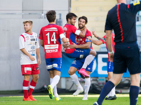 Örgrytes William Atushkadeh jublar i famnen på George