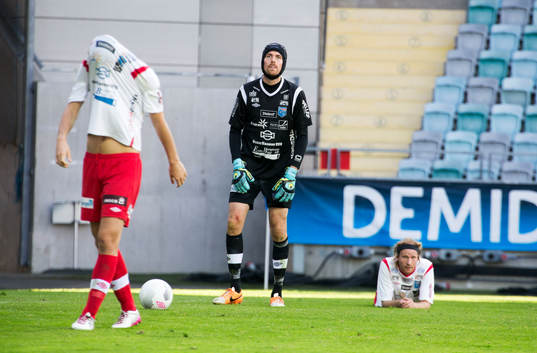 Halmias målvakt Marcus Sahlman deppar