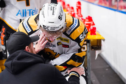 Skellefteås Anton Lindholm har ont på bänken