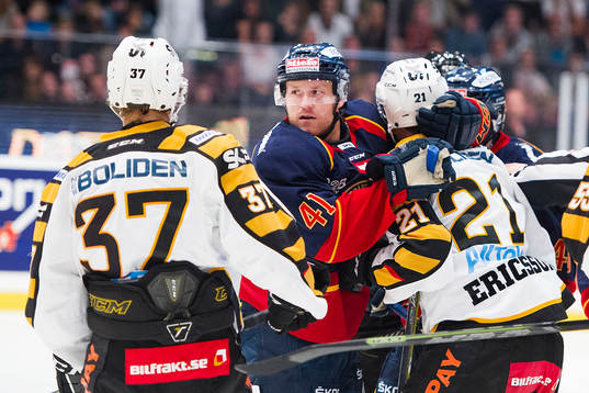 Djurgårdens Patrick Thoresen gruffas med Skellefteås