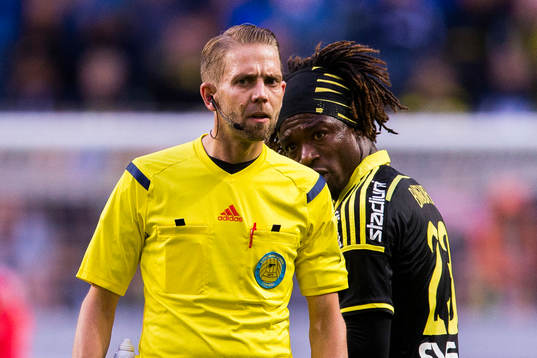 s Mohamed Bangura reagerar bakom ryggen på domare Johan