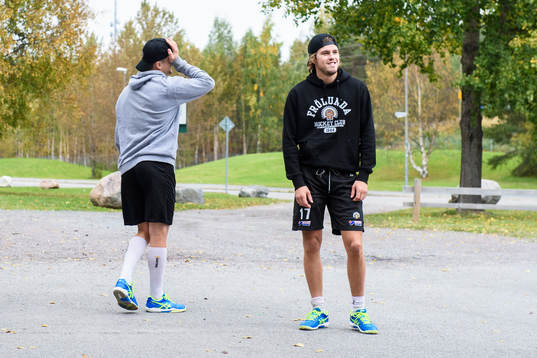 Frölunda spelarna värmer upp med fotboll