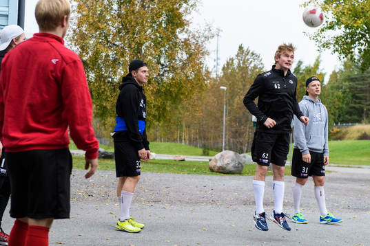 Frölunda spelarna värmer upp med fotboll