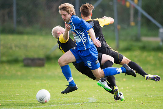 Nosaby däckar två IFK Hässleholms-spelare i matchen i