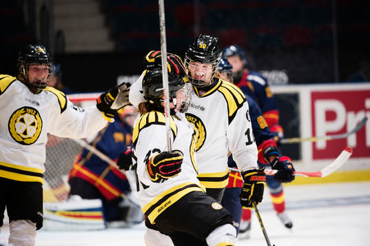 Brynäs Angelica Östlund blir gratulerad av Jessica