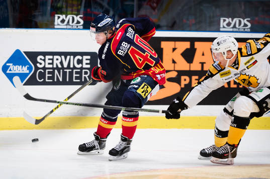 Djurgårdens Tomi Sallinen håller pucken undan