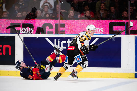 Djurgårdens Linus Hultström faller och Skellefteås