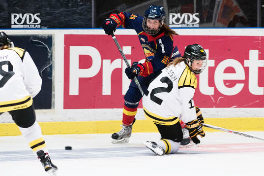 Djurgårdens Isabell Lindström och Brynäs Wilma Carlsson