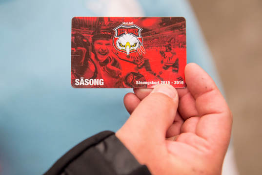 En åskådare håller upp ett säsongskort