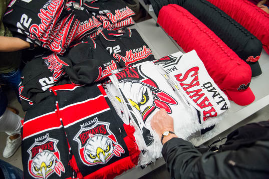 Åskådare tittar på halsdukar i shoppen