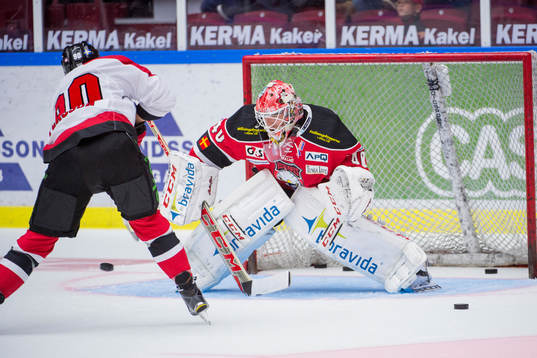 Malmö Redhawks målvakt Pontus Sjögren värms upp