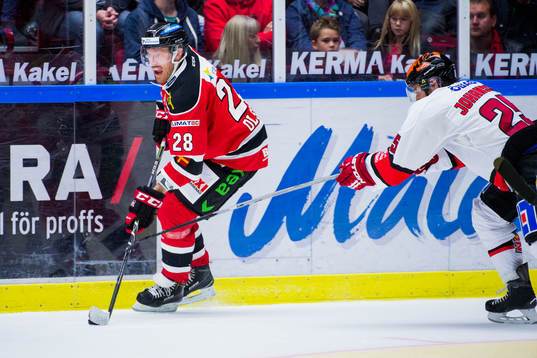 Malmö Redhawks Jens Olsson jagas av Örebros Martin