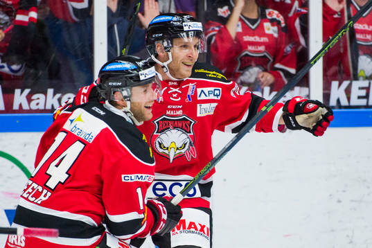 Malmö Redhawks Derek Meech jublar med Frederik Storm