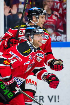 Malmö Redhawks Derek Meech jublar med Frederik Storm