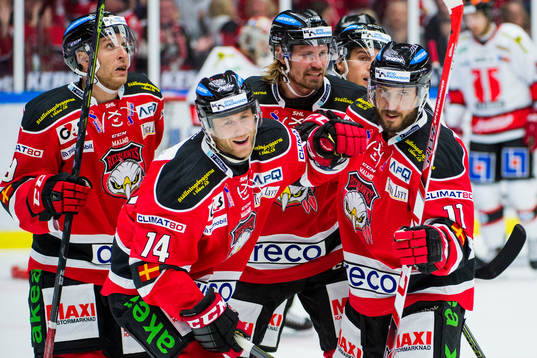 Malmö Redhawks Derek Meech jublar med lagkamraterna