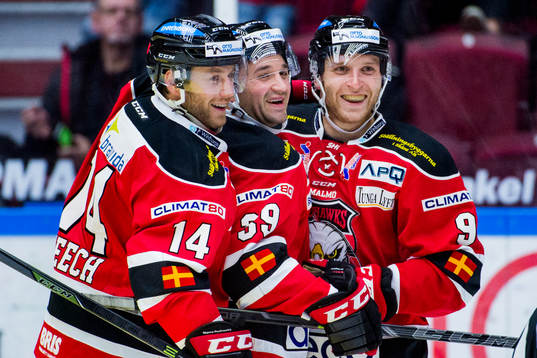 Malmö Redhawks Derek Meech och Eric Himelfarb kramar om