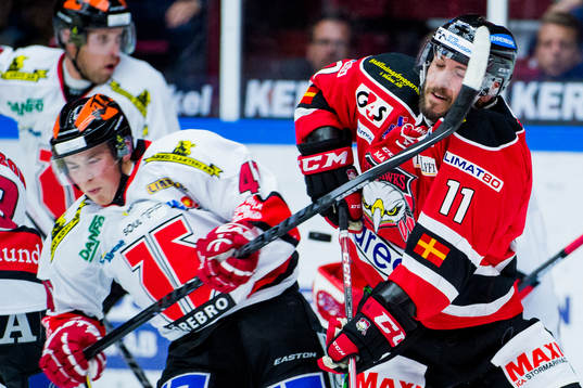 Örebros Joel Mustonen och Malmö Redhawks Joey Tenute
