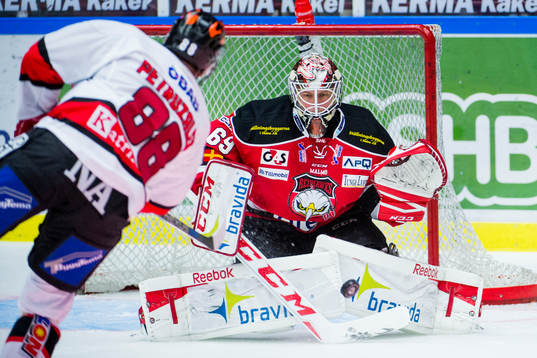 Malmö Redhawks målvakt Oscar Alsenfelt räddar ett skott
