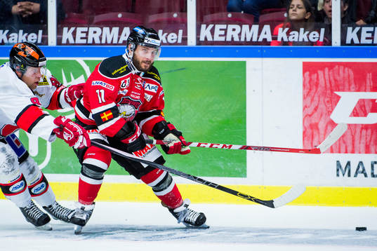 Malmö Redhawks Joey Tenute jagas av Örebros Jakub