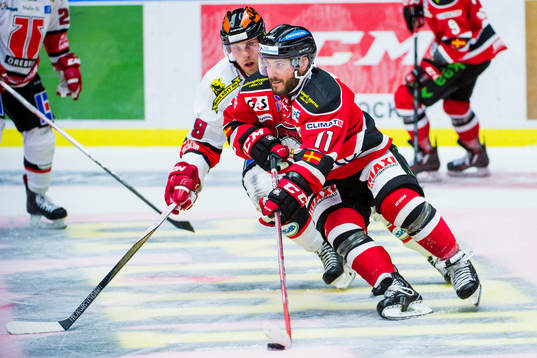 Malmö Redhawks Joey Tenute jagas av Örebros Joonas