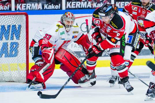 Malmö Redhawks Frederik Storm har läge framför Örebros