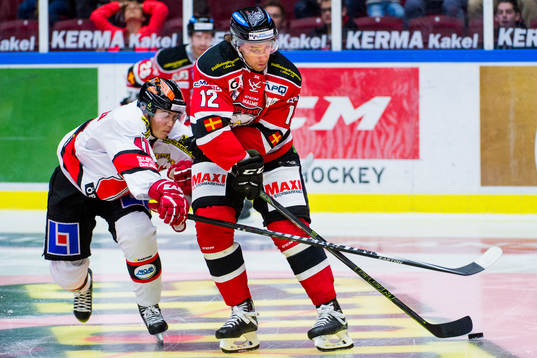 Malmö Redhawks Andreas Thuresson jagas av Örebros Joel