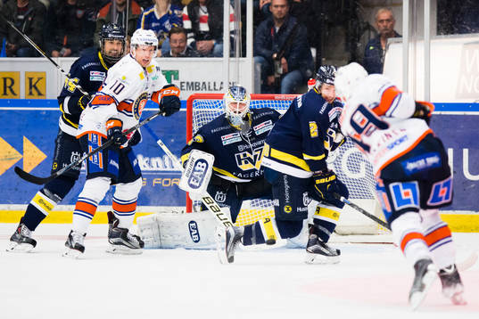 s Ryan O´Byrne, Växjös Richard Gynge, HV71:s målvakt