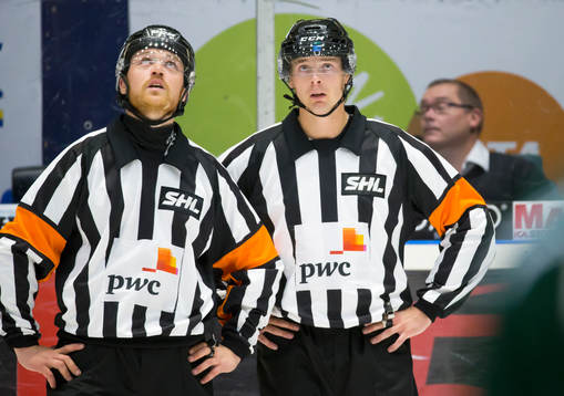 Domarna Johan Gosse och Mikael Andersson (v)