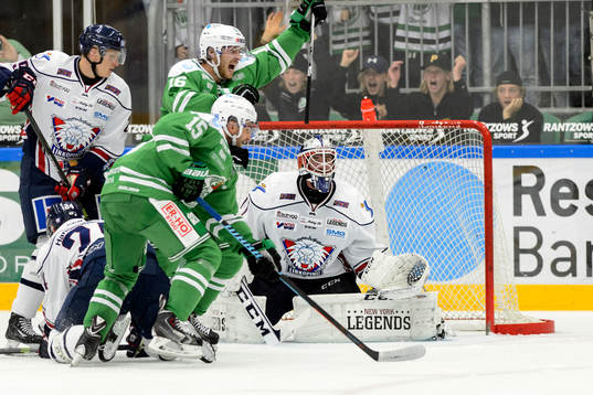 Rögles Christopher Liljewall och Dominik Granak  jublar