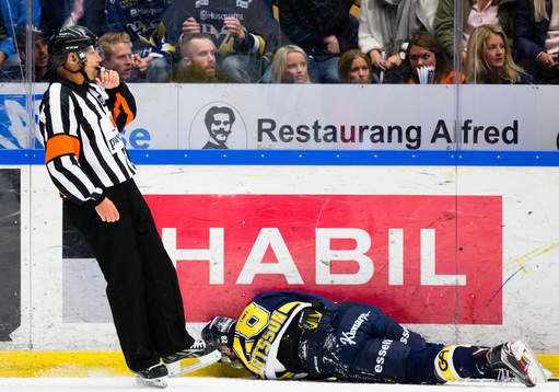 s Anton Bengtsson blivit tacklad av Växjös Cory Murphy