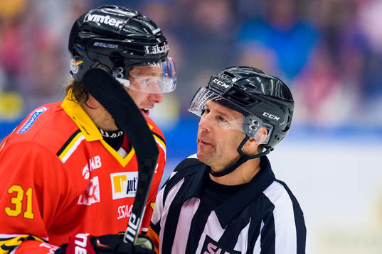 Domare Volmer Edqvist pratar med Luleås Jonathan Granström