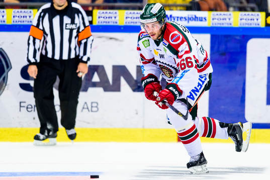 Frölundas Oskar Fantenberg med pucken