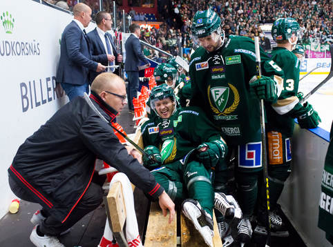 Färjestads Johan Olofsson grinar illa