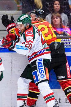 Frölundas Joel Lundqvist tacklar Luleås Emil Sylvegård