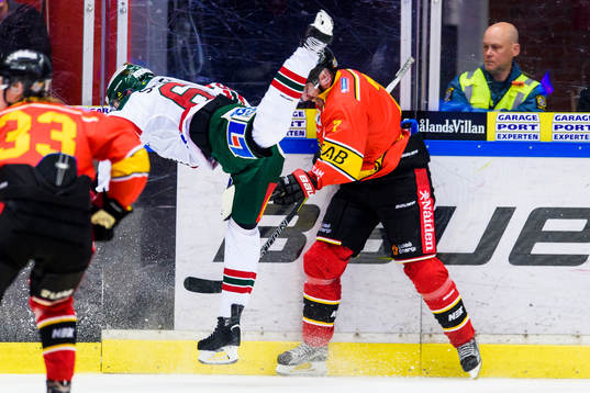Frölundas Oskar Fantenberg tacklar Luleås Jan Sandström