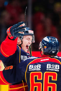 Djurgårdens Marcus Högström (tv) gör 1-0 och jublar med