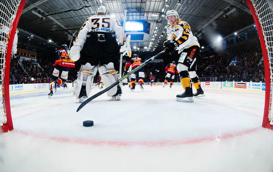 Skellefteås Anton Lindholm hämtar ut pucken ur mål
