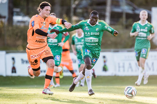 Ljungskiles Ken Sema med bollen före Varbergs Robin