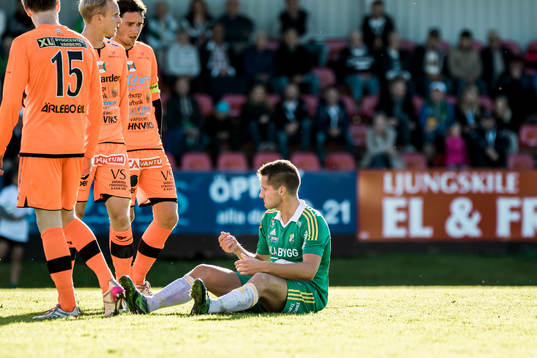 Ljungskiles Gabriel Altemark-Vanneryr  sittandes på planen